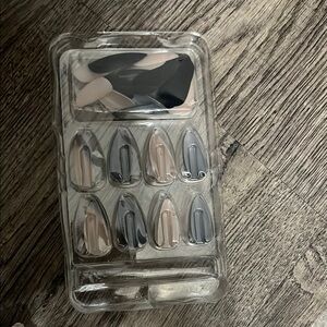 Gray and Black Press-On Nails for Effortless Style